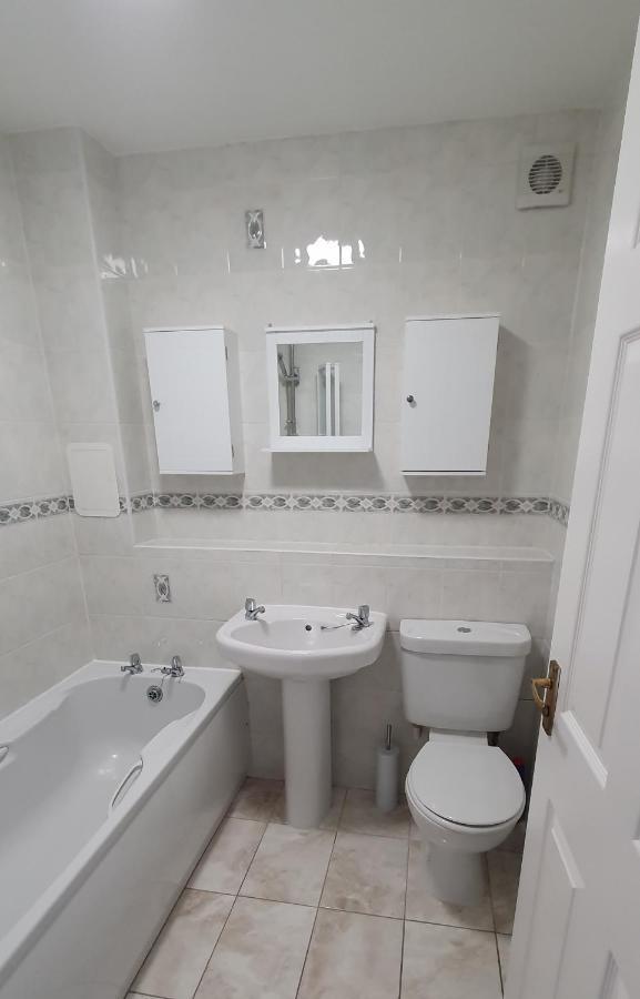 ברוטי פרי Spacious, Modern 3 Bedroom Luxury Flat In Centre Location מראה חיצוני תמונה