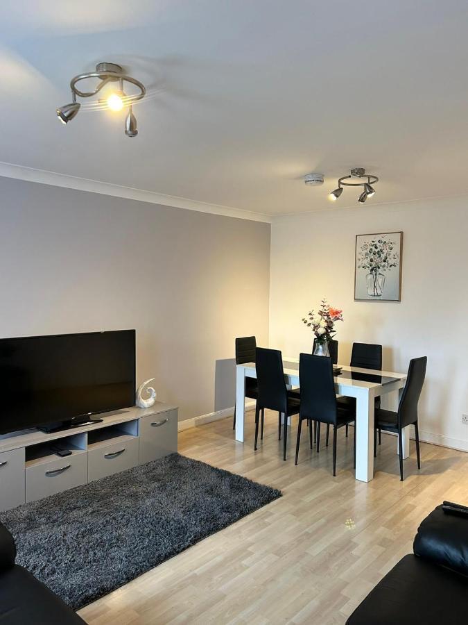ברוטי פרי Spacious, Modern 3 Bedroom Luxury Flat In Centre Location מראה חיצוני תמונה